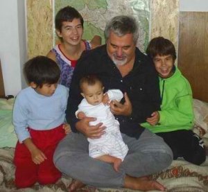 Kozma Szilárd gyermekeivel